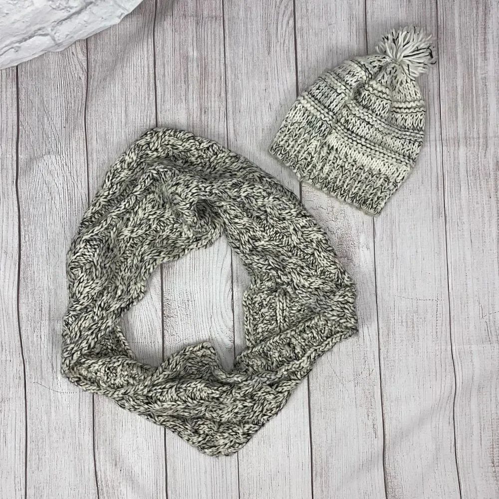 American eagle infinity scarf and beanie hat w/Pom Pom white and black OS